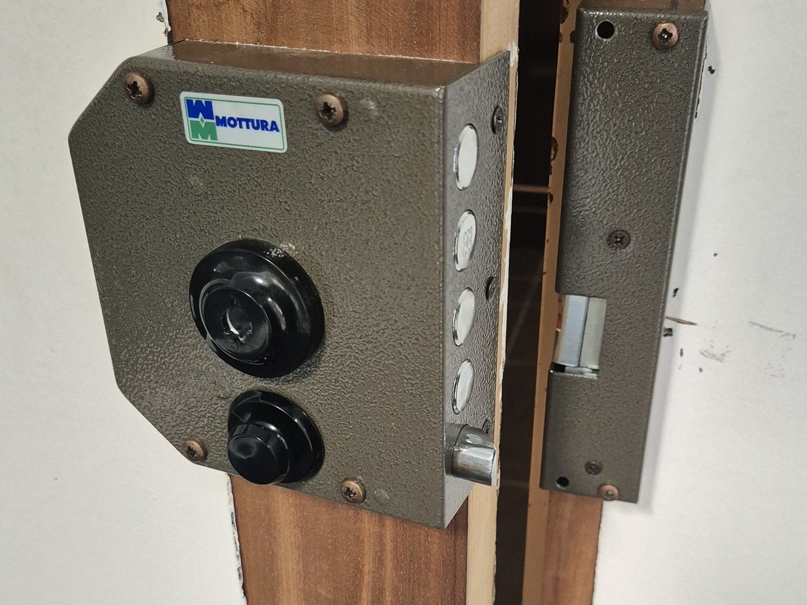 Cerradura de sobreponer instalada en una puerta