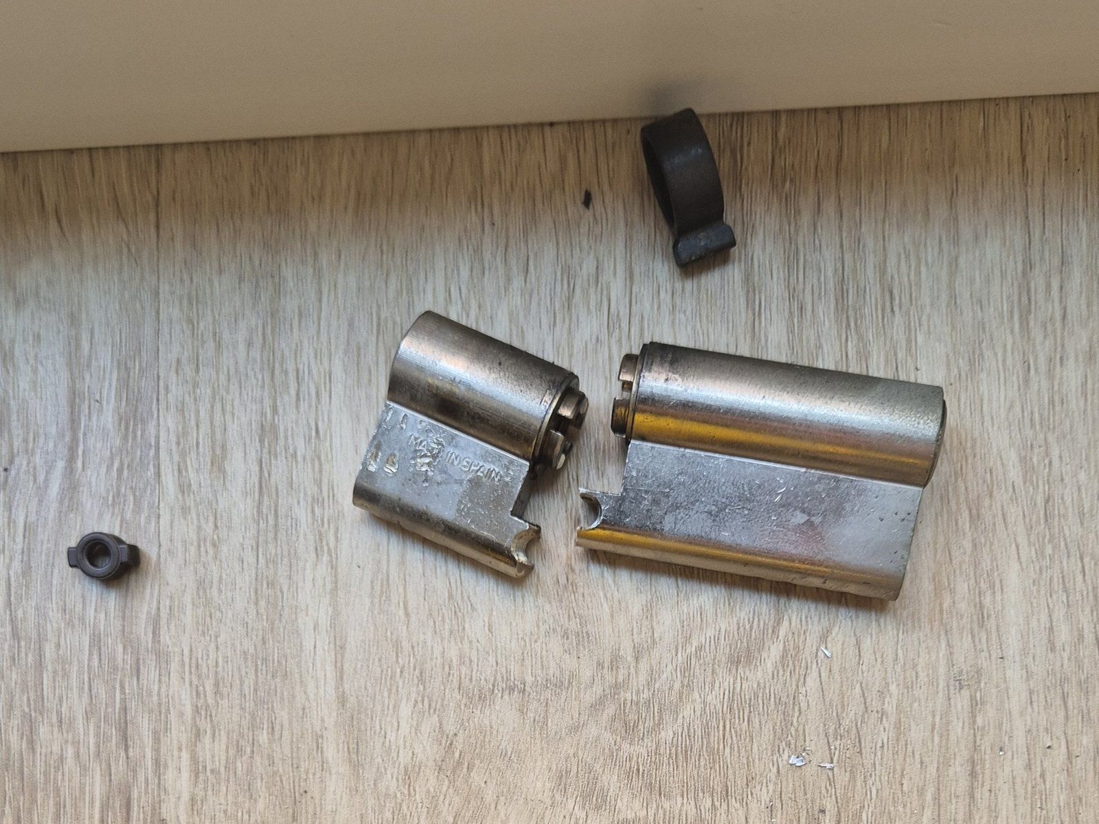 Bombín de una cerradura roto y desmontado tras una apertura